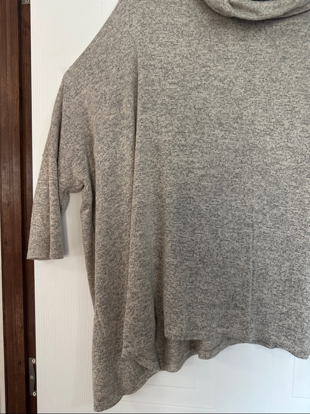 EUC Relaxed Funnel Neck Women's Sweater in Heather Light Gray & Cream - Picture 4 of 7